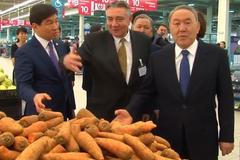 Kazašský prezident vyrazil nakupovat do supermarketu bez peněz. Chyběl už jen Borat