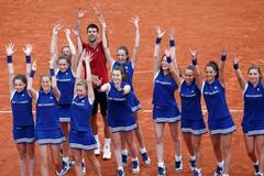 Paříž je jeho. Djokovič slavil s podavačkami, tleskali mu Becker i DiCaprio