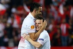 Kevin Gameiro a Adil Rami ze Sevilly slaví gól v síti Doněcku.