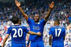 Wes Morgan slaví gól Leicesteru City