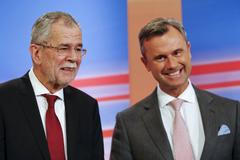 Rakousko volby Presidential candidates van der Bellen and Hofer react during a TV debate in Vienna