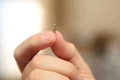 Čip v těle je pohodlný, odemykám s ním dveře nebo počítač, říká jeden z prvních očipovaných Čechů