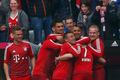 Ribéry slaví se spoluhráči gól Bayernu