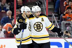 David Krejčí (vlevo) a Patrice Bergeron slaví gól Bostonu