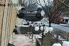 Žena při parkování spadla se svým audi ze čtvrtého patra