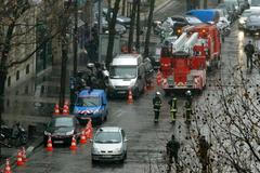 Hasiči a policisté zasahují v Paříží, kde došlo k výbuchu bomby v právnické firmě, prosinec 2007.