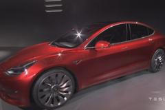 Vizionář Musk nejdřiv vtipkoval a pak ukázal, jak bude vypadat levnější elektromobil Tesla