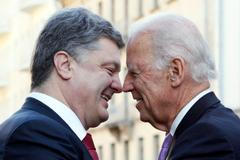 Petro Porošenko a Joe Biden.