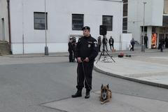 Pes Adebayor a jeho psovod.