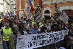 ČT lže, televize hnůj, skandovali příznivci extremistické Národní demokracie. 1. máj očima DVTV