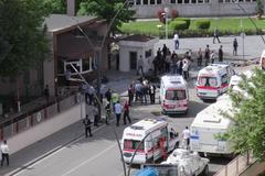 Sanitky u místa exploze v Gaziantepu.