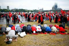 Demonstrace v Kolíně nad Rýnem na podporu tureckého prezidenta Recepa Erdogana