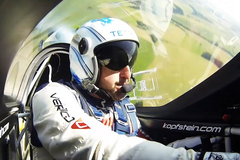 Přetížení 12 gé? Zatnu svaly a změním dýchání, říká akrobatický závodní pilot Petr Kopfstein