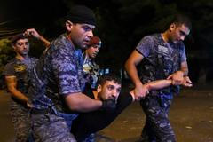 Policisté odvádějí demonstranta v Jerevanu