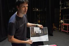 Režisér Martin Tichý představuje scénu výtvarníka Pavla Boráka