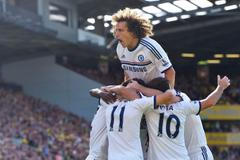 Luiz slaví se spoluhráči gól do sítě Norwiche