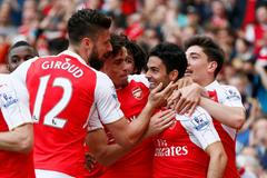 Mikel Arteta slaví se spoluhráči gól Arsenalu