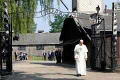 Papež František navštívil tábor v Osvětimi