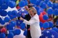 Hillary Clintonová mezi balónky na demokratickém sjezdu ve Filadelfii
