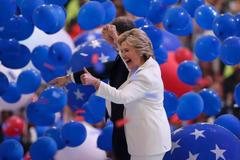 Hillary Clintonová mezi balónky na demokratickém sjezdu ve Filadelfii