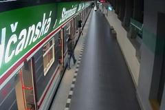 Video: Napadení v metru