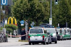 Policie před restaurací McDonald's v Mnichově
