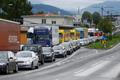 Kolona vozidel po zavedení hraničních kontrol mezi rakouským Salcburkem a německým Freilassingem.