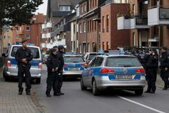 Německá policie zadržela nedaleko Cách pět lidí kvůli podezření, že mají spojitost s teroristickými útoky v Paříži.