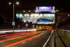 Nepovolená reklama na střeše domu u Nuselského mostu v Praze