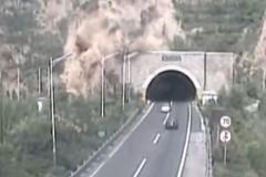 Čtyřicetimetrový útes se zřítil na dálniční tunel. Dvě auta do něj ještě stihla vjet