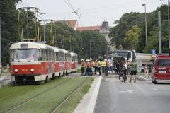 Srážka tramvaje s nákladním vozem