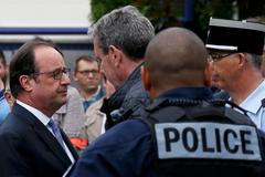 Francouzský prezident Hollande hovoří s policisty před místem úterního útoku