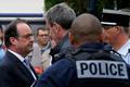 Francouzský prezident Hollande hovoří s policisty před místem úterního útoku