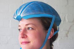 Vynálezy pro cyklisty - přilba z papíru a kompas