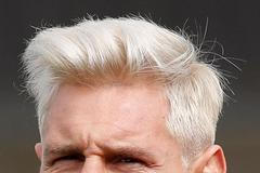 Lionel Messi se v Barceloně před sezonou 2016/17 ukázal s novým účesem