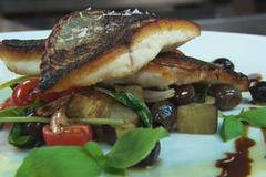 Chuťově výborný mořský vlk přímo z pánve šéfkuchaře