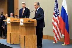 John Kerry a Sergej Lavrov na jednání v Ženevě