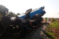 Vykolejený vyprošťovací jeřáb