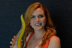 Gabriela Soukalová při představování trofeje pro olympijské medailisty