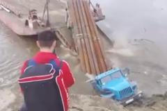 Nákladní automobil se při najíždění na trajekt potopil