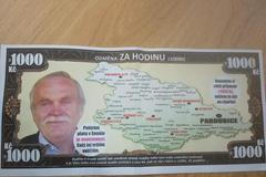 Tisíc korun za hlas nabízí senátní kandidát Emanuel Žďárský.