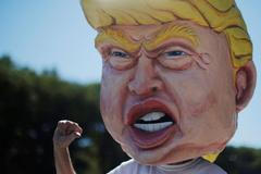 Demonstrace proti volbě Donalda Trumpa americkým prezidentem v Mexico City.