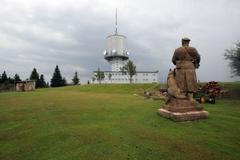 Foto: Stesk po ostnatém drátu nekončí. Pohraničníci mají sochu soudruha z lapidária a řeší, kam s ní