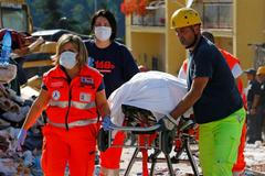 Záchranáři po zemětřesení v italském Amatrice