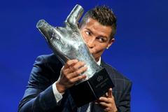 Cristiano Ronaldo s cenou pro nejlepšího fotbalistu Evropy za sezonu 2015/16