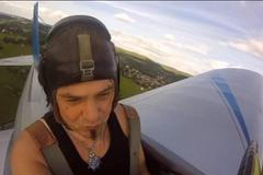 Zámečník z Pošumaví nechtěl jezdit do práce čtvrt hodiny, tak do ní létá