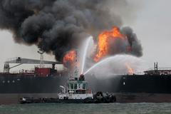 Požárníci hasí oheň na ropném tankeru společnosti Pemex