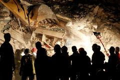 Záchanáři pracovali v Pescara del Tronto i v noci.