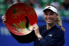 Caroline Wozniacká s trofejí pro vítězku turnaje v Tokiu