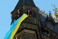 Ukrajnské vlajky na pražských věžích
